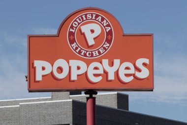 Chicago - 6 Nisan 2024: Popeyes Louisiana Mutfak Fast Food Restoranı. Popeyes, Kajun usulü kızarmış tavuklarıyla tanınır..