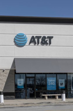 Indianapolis - 13 Nisan 2024: AT & T cep telefonu perakende mağazası. AT & T ses, veri, hücresel, mobil, fiber optik, TV ve IP tabanlı ürünler sunar.