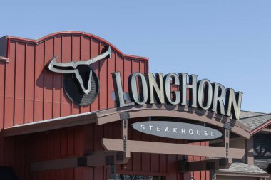 Indianapolis - 13 Nisan 2024: LongHorn Et Lokantası. LongHorn Et Lokantası Darden Restoranlarına aittir..