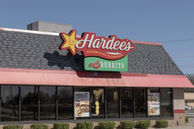 Indianapolis - 13 Nisan 2024: Hardee 'nin fast food restoranı. Hardee 's CKE ve Carl' s Jr. 'ın kardeş restoranı tarafından işletilmektedir..