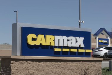 Indianapolis - 13 Nisan 2024 CarMax Oto galerisi. CarMax, ABD 'deki en büyük ikinci el ve ikinci el araba satıcısıdır..
