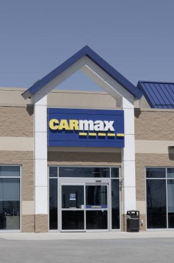 Indianapolis - 13 Nisan 2024 CarMax Oto galerisi. CarMax, ABD 'deki en büyük ikinci el ve ikinci el araba satıcısıdır..