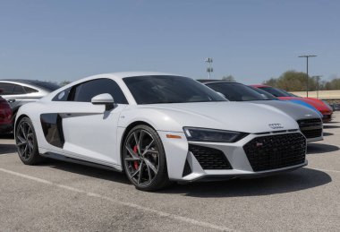 Indianapolis - 14 Nisan 2024: Audi R8 5.2 bir galeride sergileniyor. Audi, 5.2L V10 FSI DOHC motoru ile R8 5.2 sunar. MY:2021