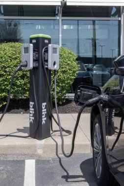 Indianapolis - 14 Nisan 2024: Kırpma Şarj EV Elektrikli Araç Şarj ve Şarj İstasyonu. Blink ticari ve konut şarj istasyonları sunuyor.