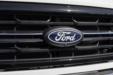 Zionsville - 14 Nisan 2024: Ford F-150 bir galeride sergileniyor. Ford F150 XL, XLT, Lariat, King Ranch, Platinum ve Limited modellerinde mevcuttur..