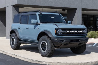 Zionsville - 14 Nisan 2024: Ford Bronco Outer Banks galerisi. Ford Bronco 'ya Big Bend, Badlands ve Heritage modelleri sunar. Benim: 2023