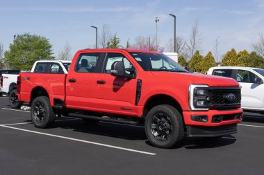 Zionsville - 14 Nisan 2024: Ford F-250 SRW Ekip Taksi Sergisi. Ford ayrıca F250 'yi tek ya da çift tekerli arka tekerlek ve normal takside sunar. MY:2024