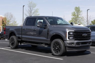 Zionsville - 14 Nisan 2024: Ford F-250 SRW 4X4 Ekip Taksi Sergisi. Ford ayrıca F250 'yi tek ya da çift tekerli arka tekerlek ve normal takside sunar. MY:2024