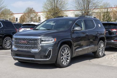 Carmel - 14 Nisan 2024: GMC Acadia Denali SUV bir galeride sergileniyor. GMC, SLE, SLT, AT4 ve Denali modellerinde Acadia 'yı sunar. Benim: 2023