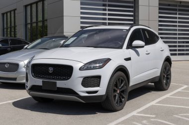 Indianapolis - 14 Nisan 2024: Kullanılmış Jaguar E-Pace ekranı. Fiyatlandırma konusunda, Jaguar talebi karşılamak için kontörlü araç satıyor. Benim: 2020