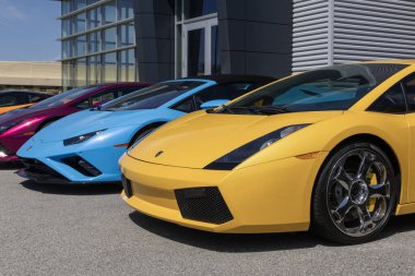 Indianapolis - 14 Nisan 2024: Lamborghini bir galeride sergileniyor. Lamborghini lüks spor araba üreticisi bir İtalyan..