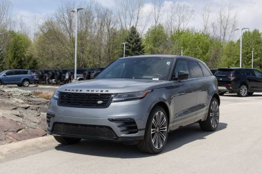 Indianapolis - 14 Nisan 2024: Land Rover Range Velar sergisi. Land Rover, Range Rover 'a Base, Sport, Velar ve Evoque modelleri sunar. MY:2024