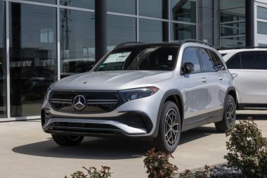Indianapolis - 14 Nisan 2024 Mercedes-Benz EQB 300 4MATIC SUV ekran. Mercedes EQB300 'e 232 mil uzunluğunda bir golf sahası sunuyor. MY:2024
