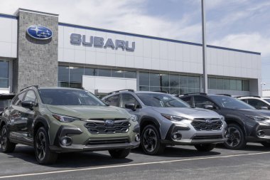 Indianapolis - 14 Nisan 2024: Subaru Crosstrek bir galeride sergileniyor. Subaru, Crosstrek 'e Premium, Limited, Sport and Wilderness modelleri sunuyor.