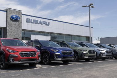 Indianapolis - 14 Nisan 2024: Subaru Crosstrek bir galeride sergileniyor. Subaru, Crosstrek 'e Premium, Limited, Sport and Wilderness modelleri sunuyor.