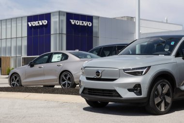 Indianapolis - 14 Nisan 2024: Volvo C40 Yeniden Şarj ve S60 B5 Ultimate bir galeride sergilenmektedir. Volvo petrol, gaz, EV ve PHEV araçları sunuyor. MY:2024