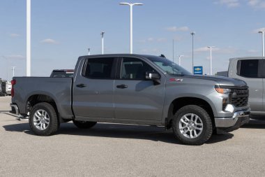 Indianapolis - 21 Nisan 2024 Chevrolet Silverado 1500 Ekip Taksi 4WD sergisi. Chevy, WT, Trail Boss, LT ve RST modellerinde Silverado 'yu sunar. MY:2024