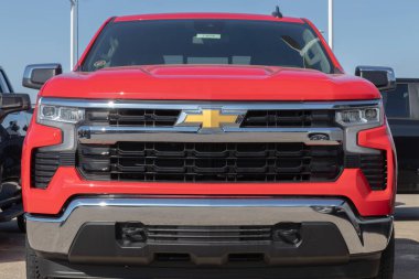 Indianapolis - 21 Nisan 2024: Chevrolet Silverado 1500 mürettebat taksisi LT 4WD ekran. Chevy, WT, Trail Boss, LT ve RST modellerinde Silverado 'yu sunar. MY:2024