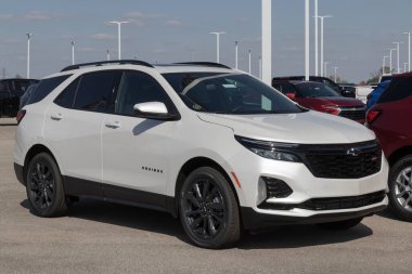 Indianapolis - 21 Nisan 2024: Chevrolet Equinox RS bir galeride sergileniyor. Chevy, LS, LT, RS ve Premier modellerde Equinox sunar. MY:2024 