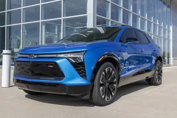 Indianapolis - 21 Nisan 2024: Chevrolet Blazer EV Electric SUV RS bir galeride sergileniyor. Chevy, Blazer EV 'yi LT, RS ve SS modellerinde sunar. MY:2024