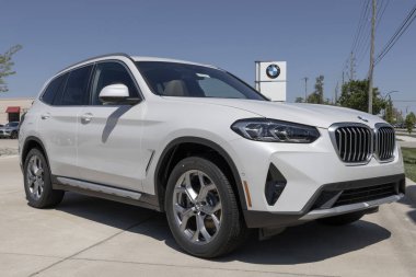 Lafayette - 25 Nisan 2024: BMW X3 xDrive30i bir galeride sergileniyor. BMW X3 'e 2.0L TwinPower Turbo dahili 4 silindirli motor sunuyor. MY:2024