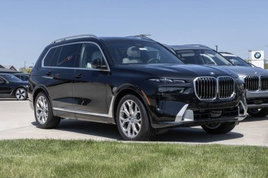 Lafayette - 25 Nisan 2024: BMW X7 xDrive40i bir galeride sergileniyor. BMW X7 xDrive40i 'ye 375hp turbo altı silindirli motor sunar. MY:2024