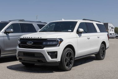 Lafayette - 25 Nisan 2024: Ford Expedition Max Limited Stealth 4X4 ekran. Ford Seferi XL, XLT ve Platinum modelleri MY: 2024 'te sunar.