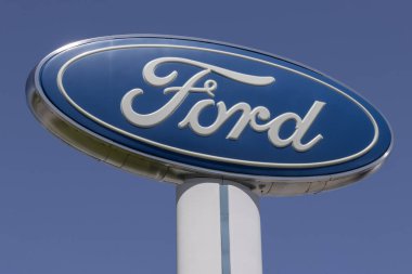 Lafayette - 25 Nisan 2024: Ford Car, SUV ve kamyonet satıcısı. Ford F-150, F-150 Lightning, Mustang, Mustang Mach-E ve Maverick üretir..