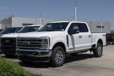 Lafayette - 25 Nisan 2024: Ford F-250 SRW 4X4 mürettebat taksisi sergisi. Ford ayrıca F250 'yi tek ya da çift tekerli arka tekerlek ve normal takside sunar. MY:2024