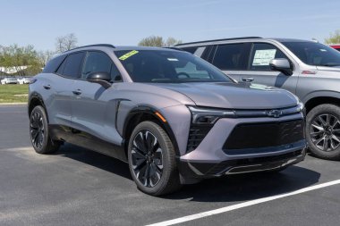Lafayette - 25 Nisan 2024: Chevrolet Blazer EV Electric SUV RS bir galeride sergileniyor. Chevy, Blazer EV 'yi LT, RS ve SS modellerinde sunar. MY:2024