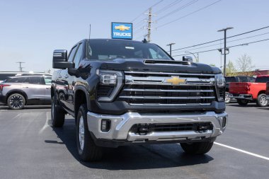 Lafayette - 25 Nisan 2024: Chevrolet Silverado 3500HD SRW Ekip Taksisi LTZ 4WD ekran. Chevy 3500 'e benzin ya da dizel motor veriyor. MY:2024