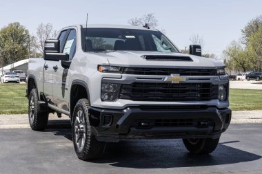 Lafayette - 25 Nisan 2024: Chevrolet Silverado 2500HD Double Cab Custom 4 kapılı 4WD pikap sergisi. MY:2024