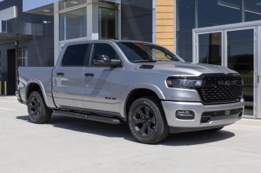 Lafayette - 25 Nisan 2024: Ram 1500 Big Horn Ekibi Taksisi 4X4 ekran. Ram, Rebel, Laramie, Big Horn ve Tradesman modellerinde 1500 teklif ediyor. MY:2025