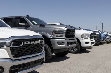 Lafayette - 25 Nisan 2024: Ram 1500 ve 2500 kamyonet bir galeride sergileniyor. Ram 1500 ve 2500 'ü benzin ve dizel motorlarla sunuyor..
