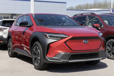 Lafayette - 25 Nisan 2024: Subaru Solterra 4WD Elektrikli Araç Sergisi. Subaru, Solterra EV 'yi Premium, Limited and Touring modellerinde sunar. Benim: 2023