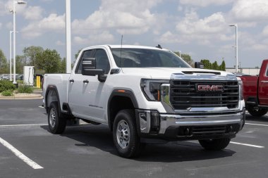 Kokomo - 2 Mayıs 2024: GMC Sierra 2500 4WD Double Cab Pro sergisi. GMC, Pro, SLE, SLT, AT4 ve Denali modellerinde Sierra 2500 teklif eder. MY:2024