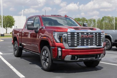 Kokomo - 2 Mayıs 2024: GMC Sierra 2500 4WD Ekip Taksisi Denali. GMC, Pro, SLE, SLT, AT4 ve Denali modellerinde Sierra 2500 teklif eder. MY:2024