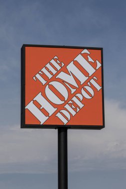 Logansport - 2 Mayıs 2024: Home Depot ev geliştirme mağazası. Home Depot, ABD 'deki en büyük ev geliştirme perakendecisi..