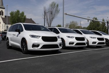 Logansport - 2 Mayıs 2024: Chrysler Pacifica bir galeride sergileniyor. Chrysler, Pacifica 'yı Hybrid ve Pinnacle modellerinde sunar. MY:2024