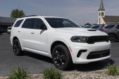 Logansport - 2 Mayıs 2024 Dodge Durango GT Blacktop bir galeride sergileniyor. Dodge, Durango 'yu SXT, GT, RT ve Citadel modellerinde sunar. MY:2024