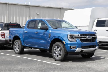 Kokomo - 5 Mayıs 2024: Ford Ranger Supercrew 4X2 XLT sergisi. Ford, Ranger 'a XL, XLT, Lariat ve Raptor modelleri sunar. MY:2024