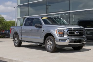 Kokomo - 5 Mayıs 2024: Ford F-150 4X4 SuperCrew bir galeride. Ford F150 XLT, Lariat, King Ranch ve Limited modellerinde mevcuttur. MY:2024