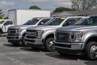 Kokomo - 5 Mayıs 2024: Kullanılmış Ford F-350 ve F-450 sergisi. Fiyatlandırma endişeleriyle, Ford talebi karşılamak için kontörlü kamyonları satıyor..