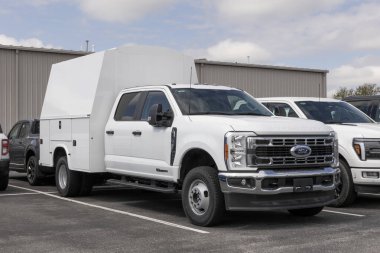 Kokomo - 5 Mayıs 2024: Ford F-350 mürettebat taksisi ve Knapheide Utility yatak sergisi. Ford F350 'yi benzin veya dizel motorlarla sunar.