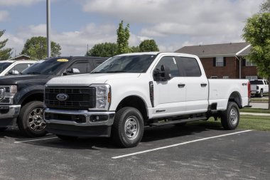 Kokomo - 5 Mayıs 2024: Ford F-350 XLT SRW 4X4 Ekip Taksisi. Ford F350, normal veya süper ekip taksi modellerinde mevcuttur. MY:2024