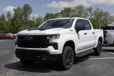 Kokomo - 5 Mayıs 2024: Chevrolet Silverado 1500 Ekip LT Trailboss gösterisi. Chevy, WT, Trail Boss, LT ve RST modellerinde Silverado 1500 vermektedir..