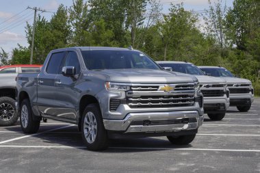 Kokomo - 5 Mayıs 2024: Chevrolet Silverado 1500 mürettebat LTZ 4WD ekran. Chevy, WT, Trail Boss, LT ve RST modellerinde Silverado 1500 vermektedir..