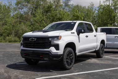 Kokomo - 5 Mayıs 2024 Chevrolet Silverado 1500 Trailboss Ekip Taksisi. Chevy, WT, Trail Boss, LT ve RST modellerinde Silverado 'yu sunar. MY:2024