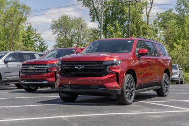 Kokomo - 5 Mayıs 2024 Chevrolet Suburban 4WD RST sergisi. Chevy Suburban 'ı LS, LT, RST, Z71 ve High Country modelleriyle sunar. MY:2024