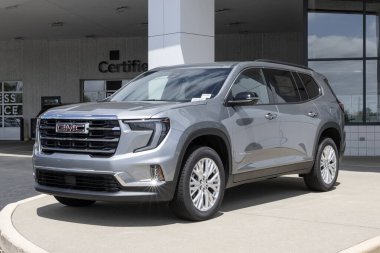 Kokomo - 5 Mayıs 2024: GMC Acadia Elevation bir galeride sergileniyor. GMC, Yüksekte Acadia, AT4 ve Denali modelleri sunar. MY:2024